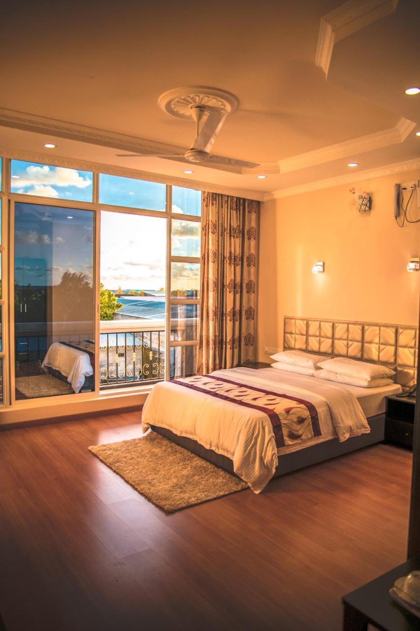Hotel Abuharee Grand à Atoll Addu Extérieur photo