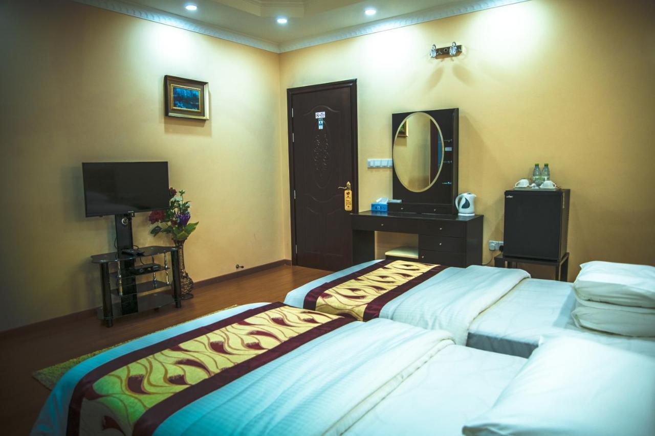 Hotel Abuharee Grand à Atoll Addu Extérieur photo
