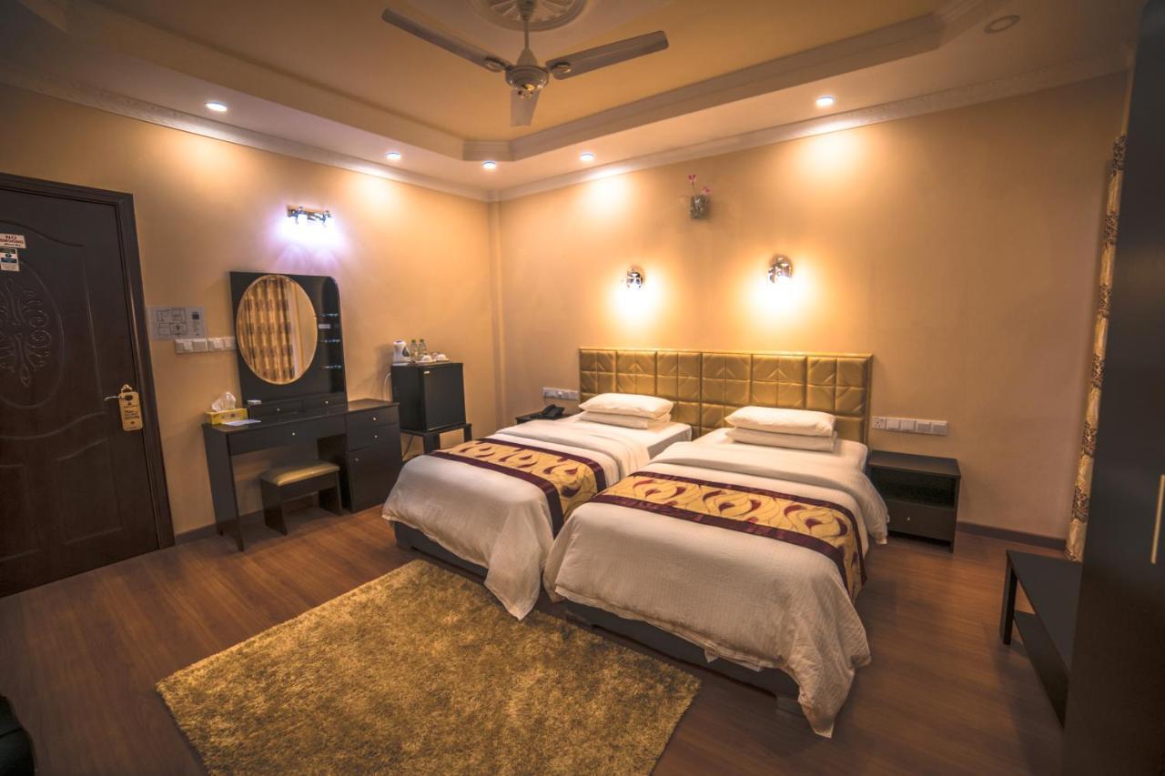Hotel Abuharee Grand à Atoll Addu Extérieur photo