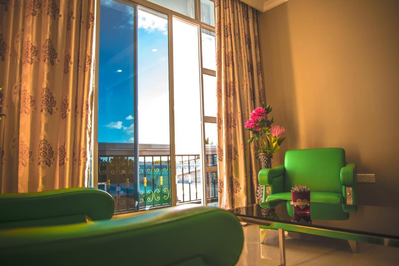 Hotel Abuharee Grand à Atoll Addu Extérieur photo