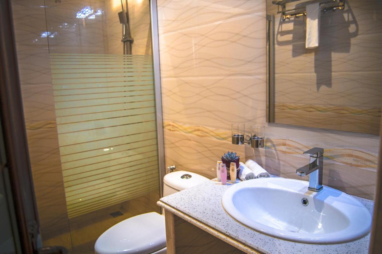 Hotel Abuharee Grand à Atoll Addu Extérieur photo