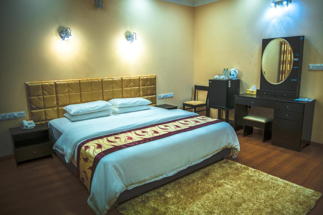 Hotel Abuharee Grand à Atoll Addu Extérieur photo