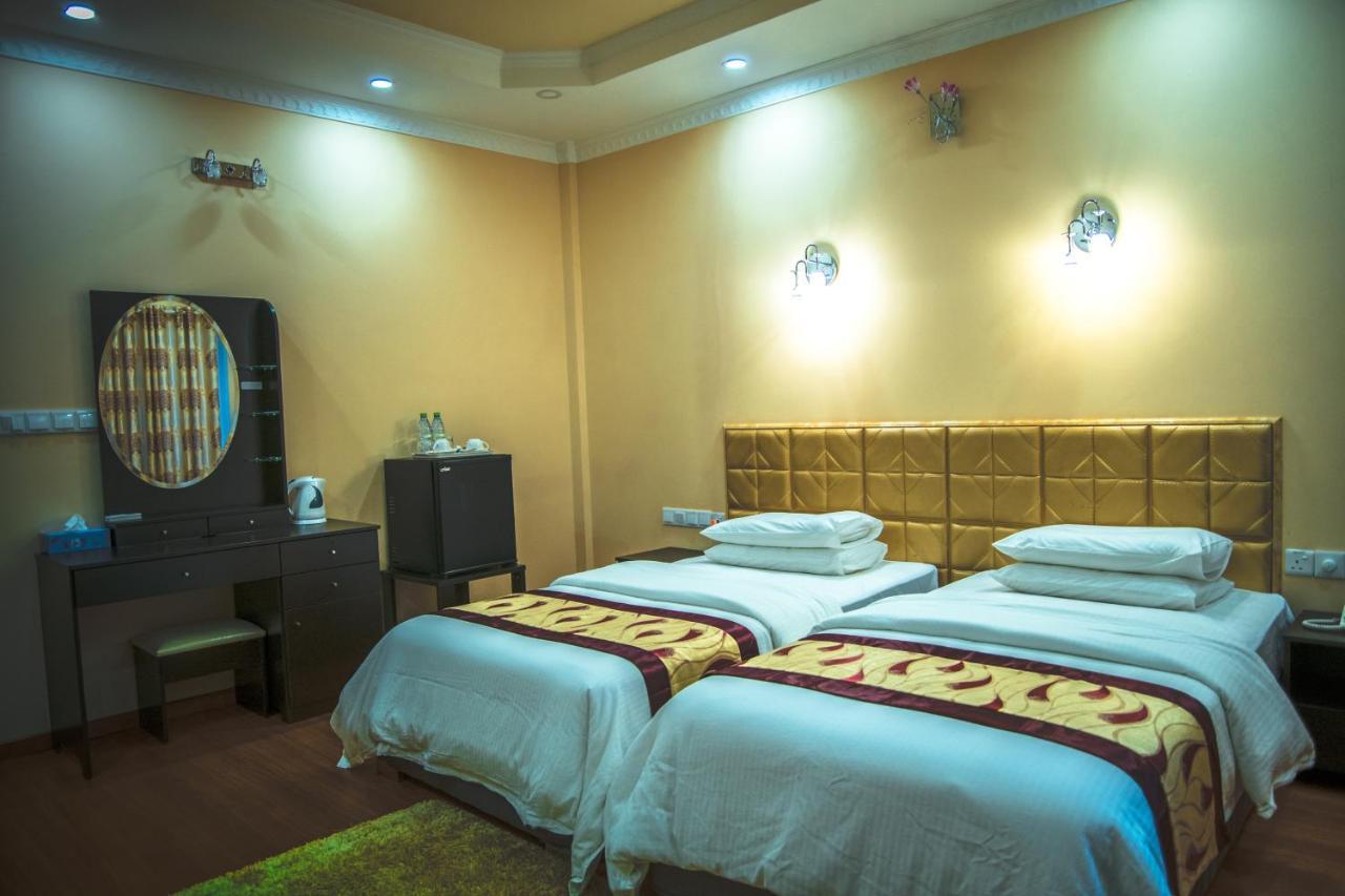 Hotel Abuharee Grand à Atoll Addu Extérieur photo